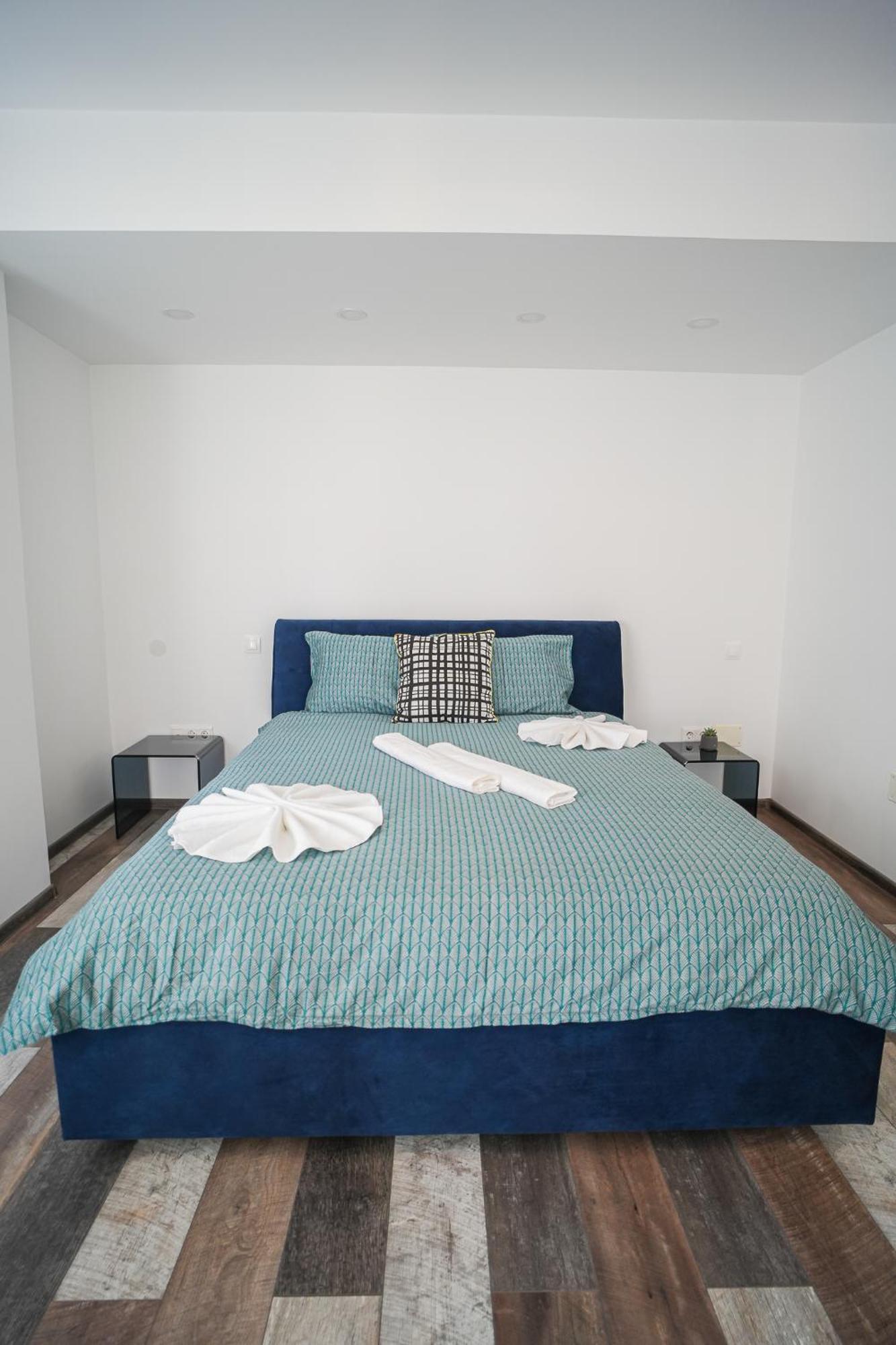 Penthouse With Huge Rooftop Terrace & City View Bukares Bagian luar foto